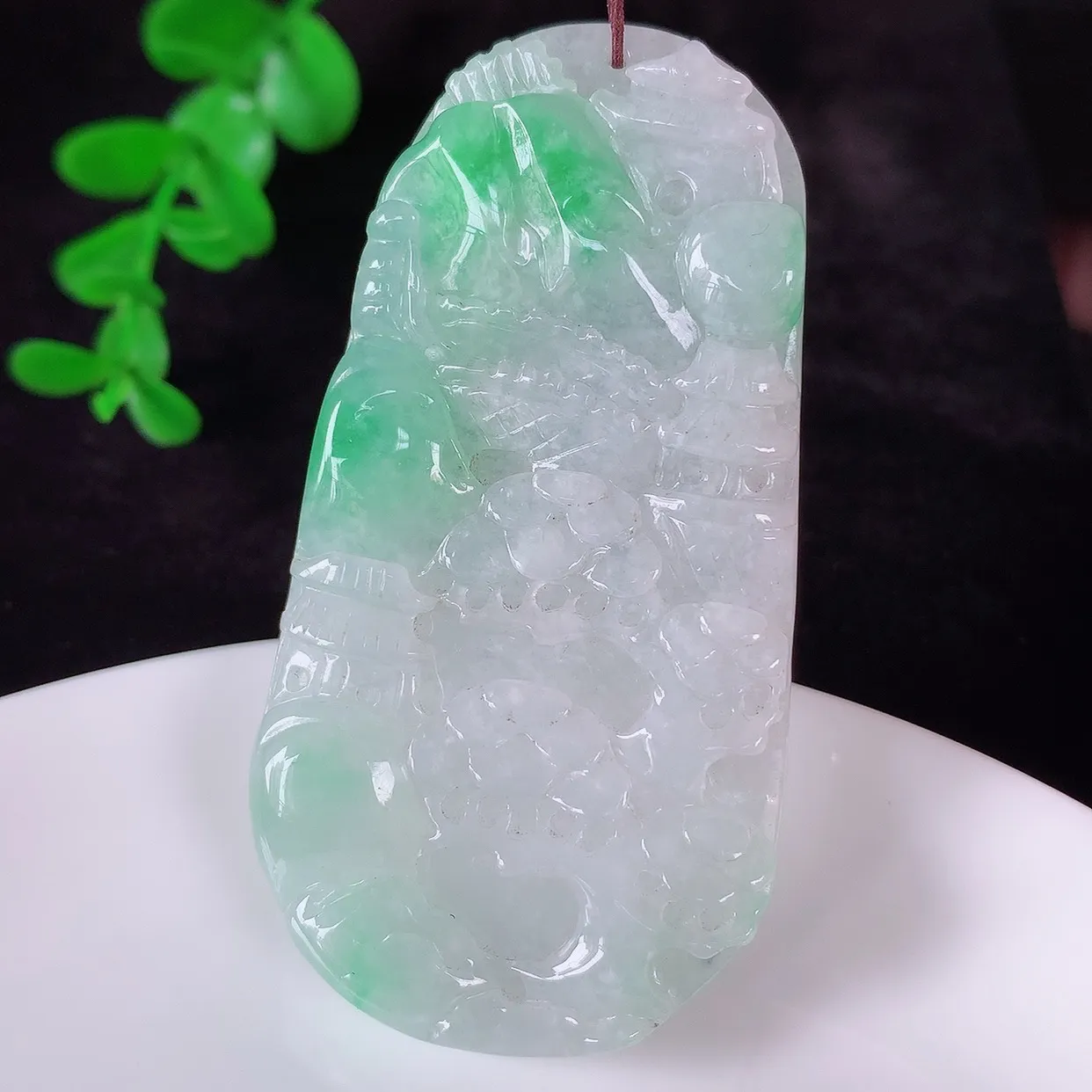 自然光实拍，大件冰润冰糯种飘阳绿翡翠山水牌吊坠，翡翠山水，立体生动形象，山水素材布局合理，意境感佳，佩戴上身效果更高贵 #46.10