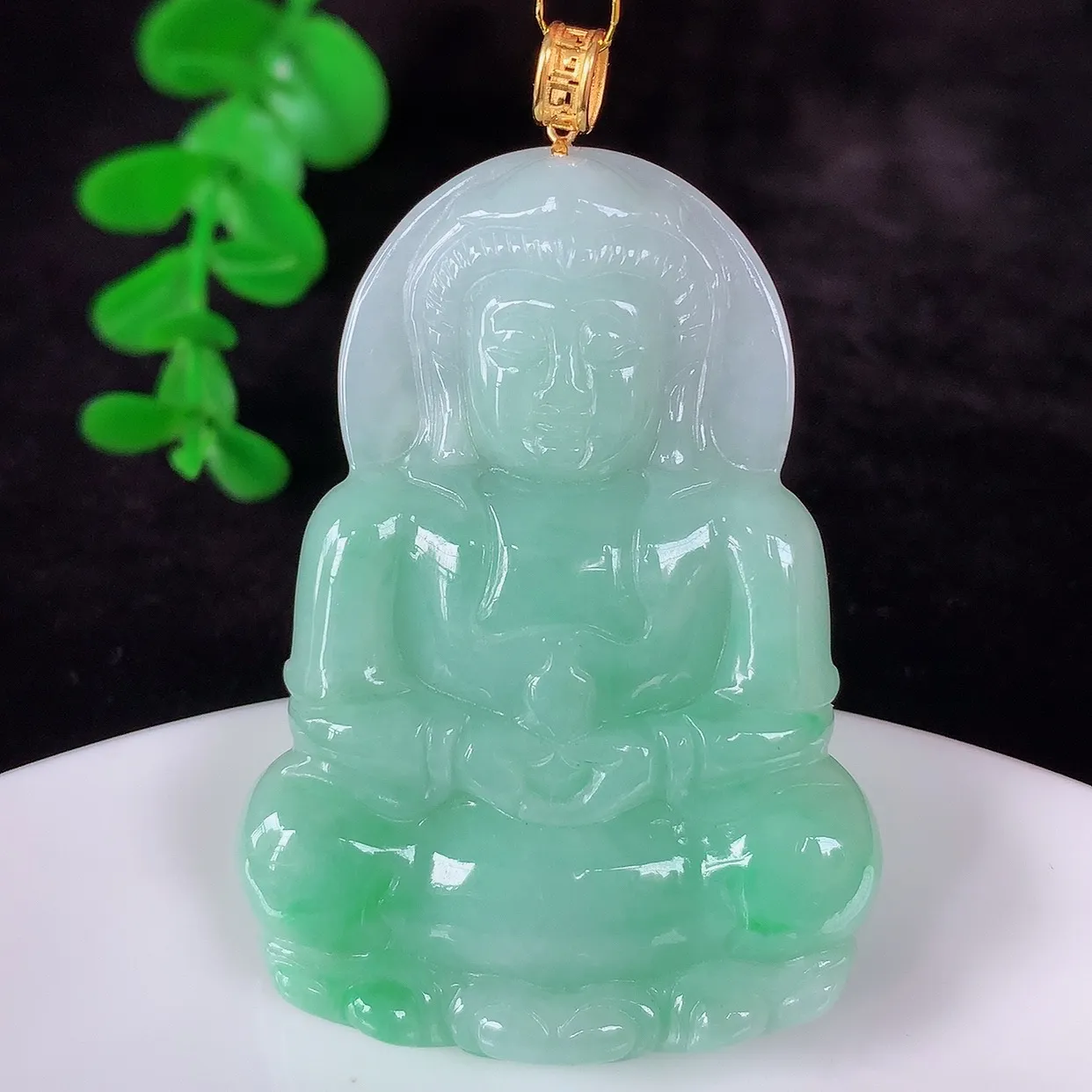 自然光实拍，18K金镶嵌冰糯种飘绿翡翠观音吊坠，赐福翡翠观音，翠色迷人，观音面相端庄，佩戴时尚出众！