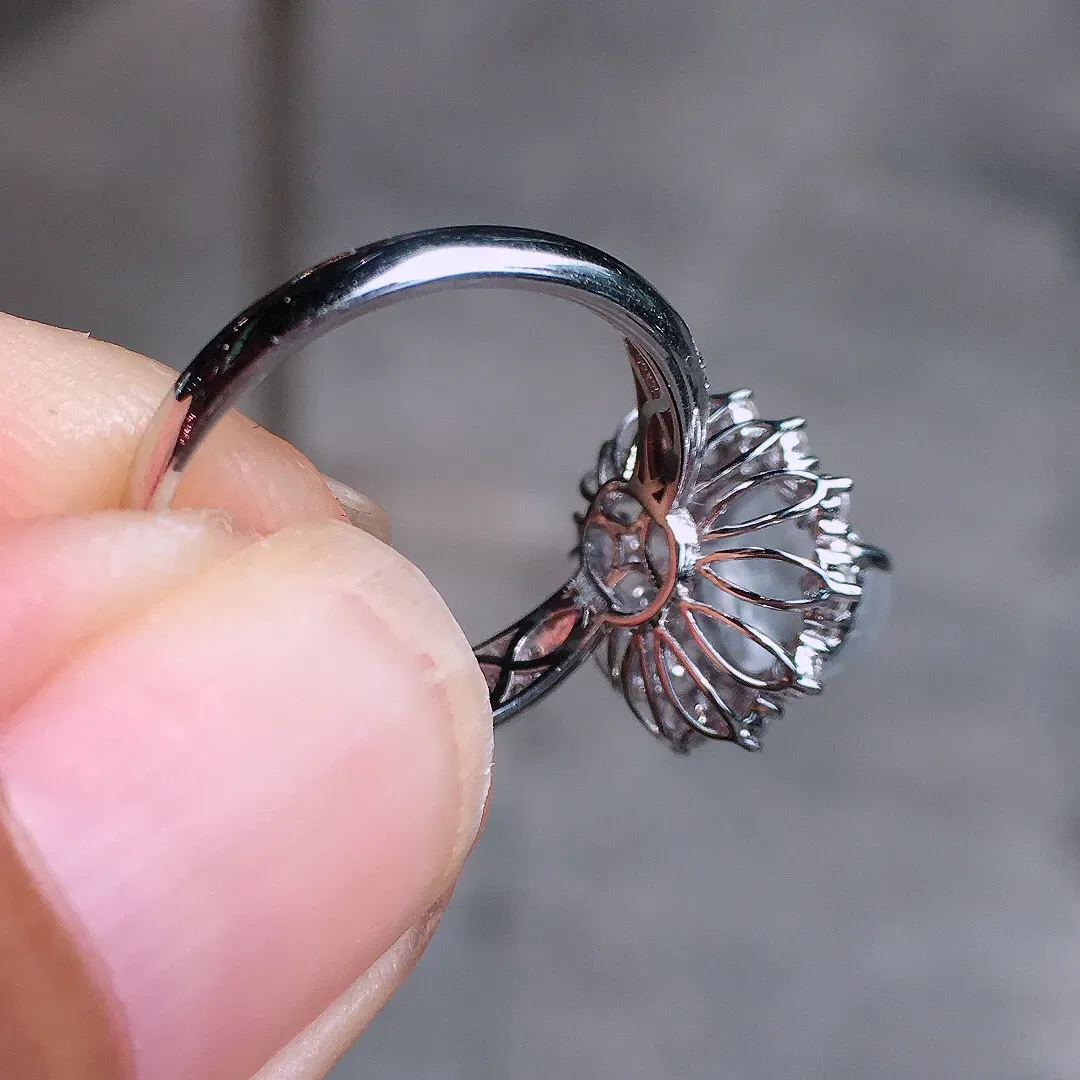 冰种貔貅戒指，玉质细腻，荧光感超
强，饱满水润，气质满满。18k
金豪华镶嵌