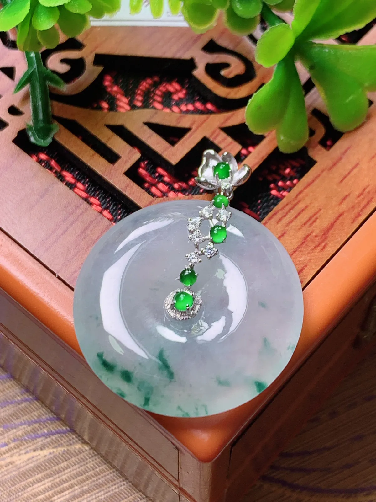 精品推荐，缅甸天然A货翡翠，18K金镶嵌冰种飘花平安扣吊坠，种水好，颜色鲜艳，玉质水润细腻，工艺精湛，佩戴效果更佳。