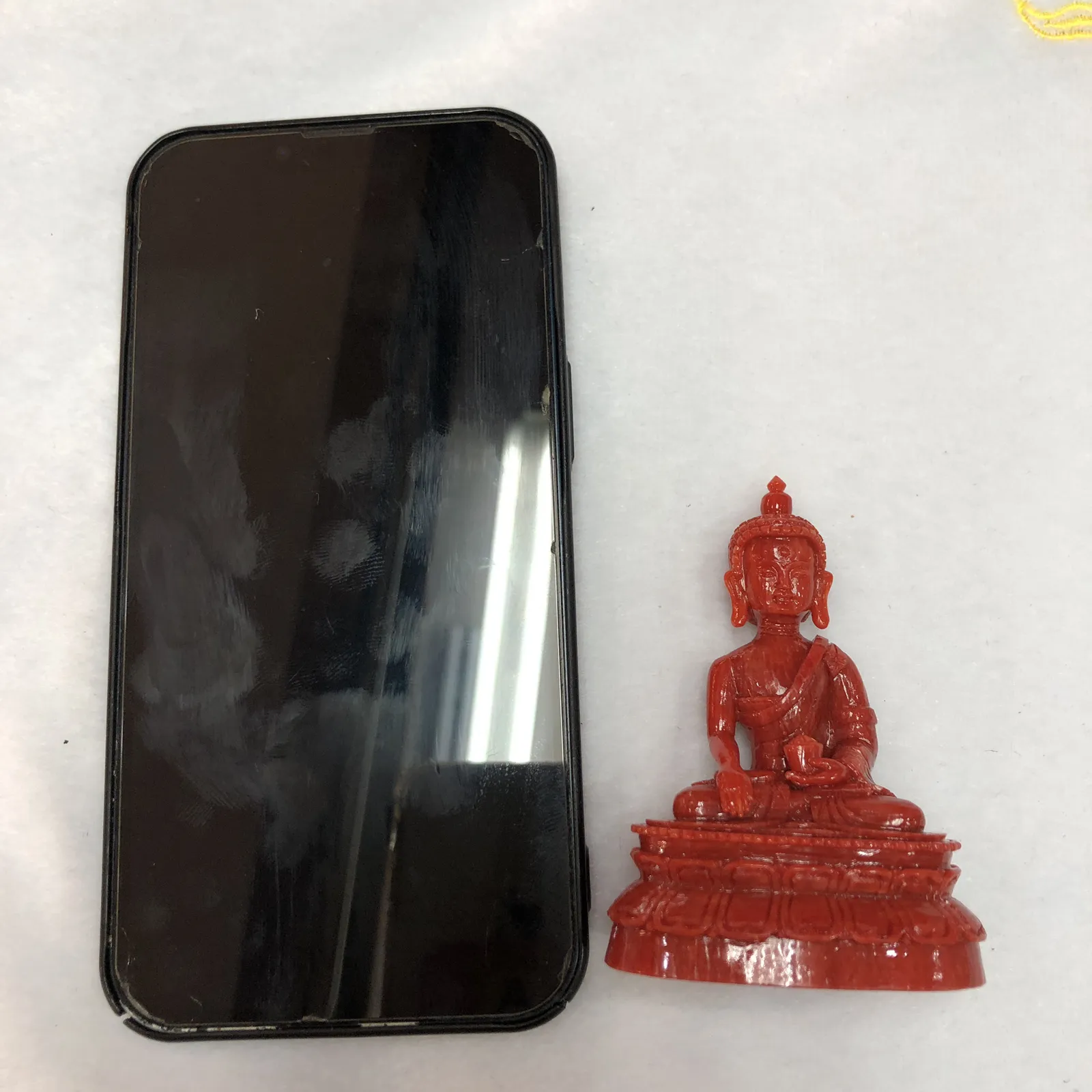 【天然红珊瑚拼接释迦牟尼小摆件】意大利产地，沙丁珊瑚料，深红颜色，釆用台湾拼接手工工艺，精雕细镂，底部有开孔可藏经文，手工工序复杂，高约79mm，宽约52mm，厚33.8mm，重量65.65克。可手持红珊瑚沙丁大枝拼接释迦牟尼！收藏供奉价值高！