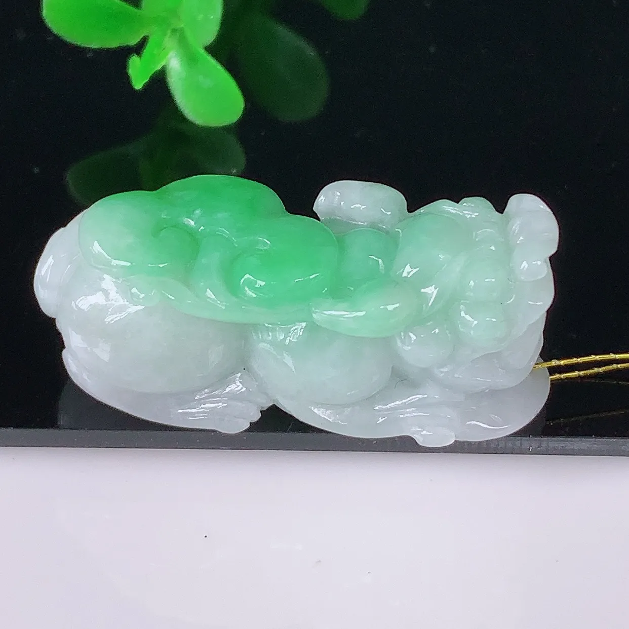 自然光实拍，冰润冰糯种飘阳绿翡翠招财貔貅吊坠，民间有“一摸貔貅运程旺盛，再摸貔貅财运滚滚，三摸貔貅平