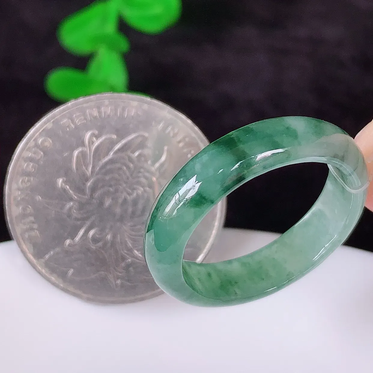 自然光实拍，冰润冰糯种飘绿花19.5mm内径翡翠指环，玉戒指，玉质莹润，好精美好冰润的指环，19圈口，上手纤巧！#49.10