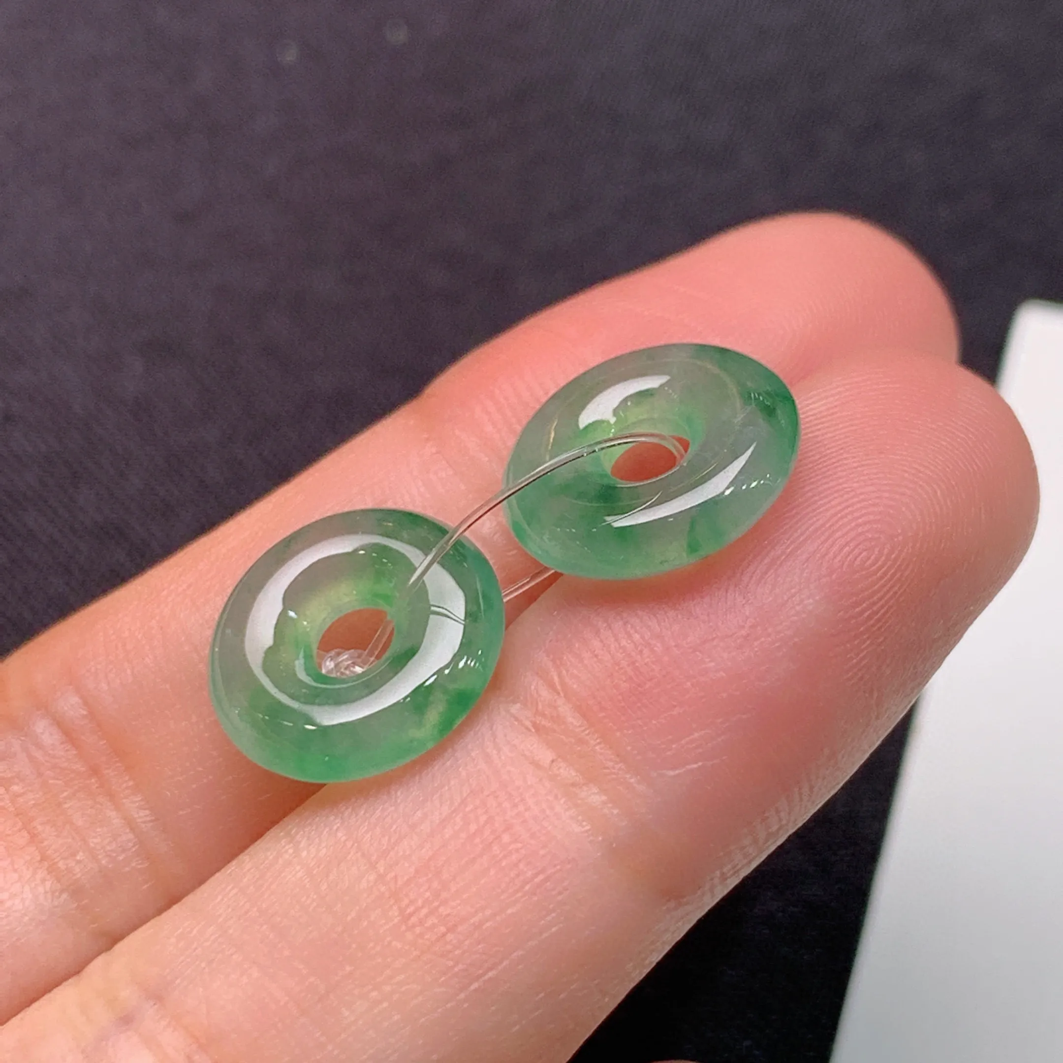 冰飘花甜甜圈一对，镶嵌佳品，冰润细腻，种水足，整体尺寸12*2.9