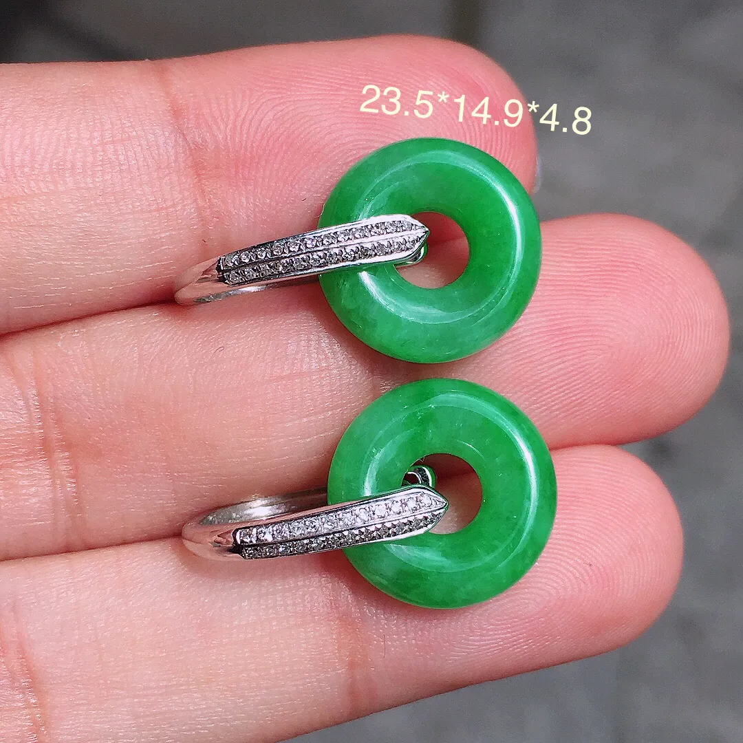 阳绿平安扣耳坠，色泽均匀艳丽，玉质细腻，荧光感超
强，饱满水润，气质满满。18k
金豪华镶嵌