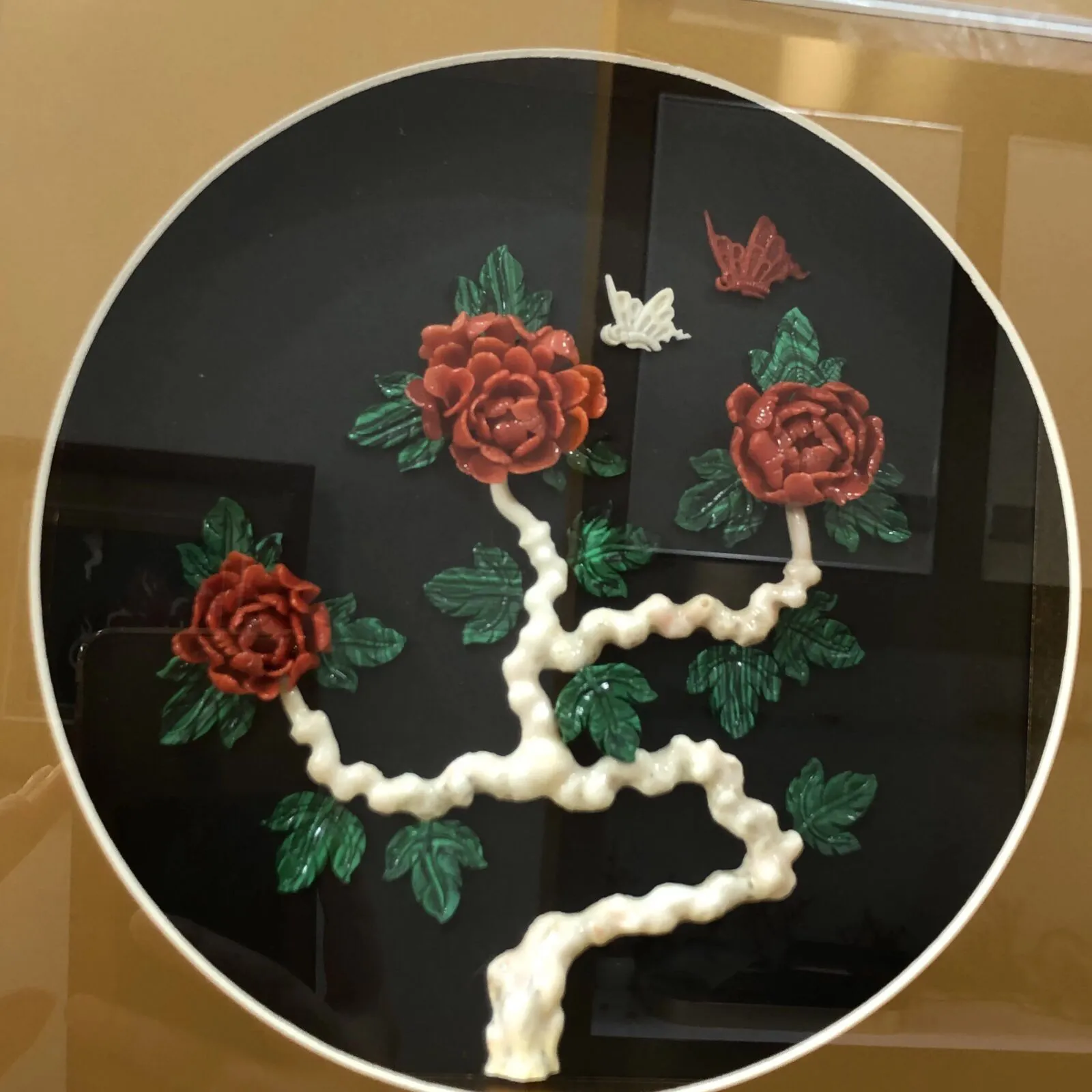 【天然红珊瑚立体画】天然珊瑚枝精雕珊瑚花的结合，意境美，突出立体感，色泽搭配自然，立体花和蝴蝶形象逼真，颜色娇艳动人，材料为意大利沙丁红珊瑚料，绿色为孔雀石白珊瑚点缀！可出任何机构证书，裸枝尺寸40*35*8mm，整体尺寸350*350*42mm，总重1417克左右，新房装饰，会所陈设，艺术品收藏，珊瑚贵为佛教珍宝，稀少且珍贵，喜欢的请珍惜！