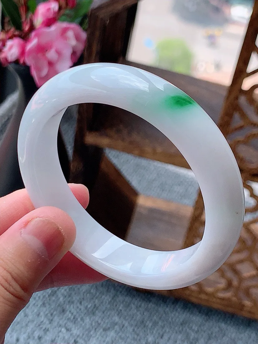 a货翡翠老坑白底青飘绿正装正圈手镯54-55圈口  尺寸54×12.8×8mm 重量57.66g 0607
