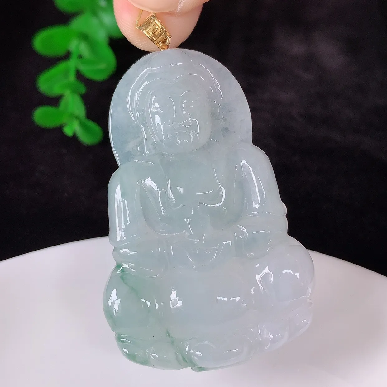自然光实拍，18K金镶嵌冰飘花翡翠观音吊坠，赐福翡翠观音，翠色迷人，观音面相端庄，佩戴时尚出众！#35.1整体56.6*裸石49.5*32.6*5.8