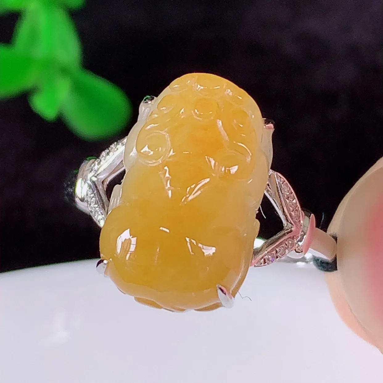 自然光实拍 18K金精工镶嵌冰黄翡翡翠貔貅戒指，玉质细腻，翡翠色泽均匀，艳丽饱满，款式高贵大气，14圈口，上手亮眼，#83.10内径17.8*戒指整体25*7.5裸石14*9