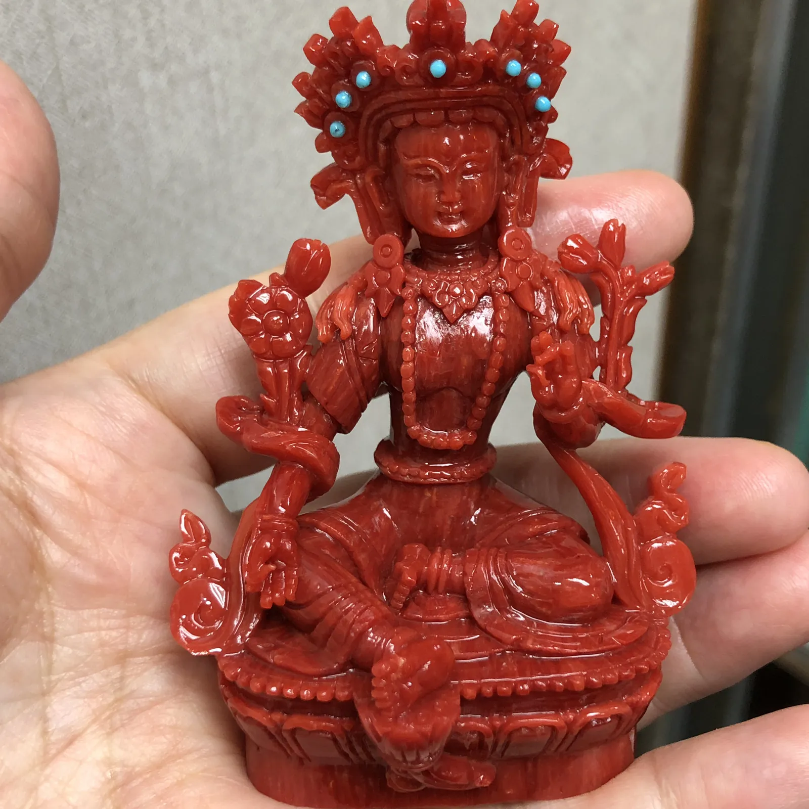 【天然红珊瑚拼接绿镀母小佛摆件】意大利产地，沙丁珊瑚料，深红颜色，釆用台湾拼接手工工艺，精雕细镂，底部有开孔可藏经文，手工工序复杂，高约81.9mm，宽约53.2mm，厚40.2mm，重量75克。天然美松点缀！可手持红珊瑚沙丁大枝拼接绿镀母。收藏供奉价值高！
