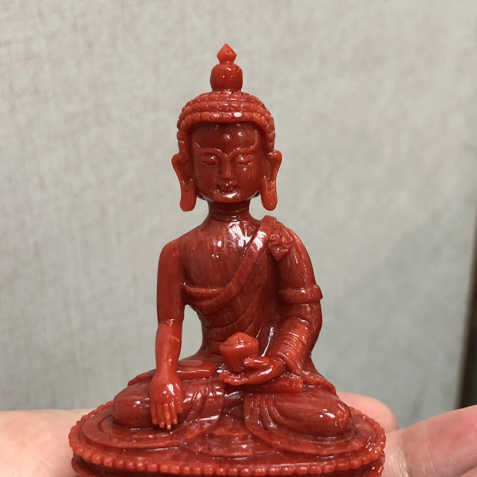 【天然红珊瑚拼接释迦牟尼小摆件】意大利产地，沙丁珊瑚料，深红颜色，釆用台湾拼接手工工艺，精雕细镂，底部有开孔可藏经文，手工工序复杂，高约79mm，宽约52mm，厚33.8mm，重量65.65克。可手持红珊瑚沙丁大枝拼接释迦牟尼！收藏供奉价值高！