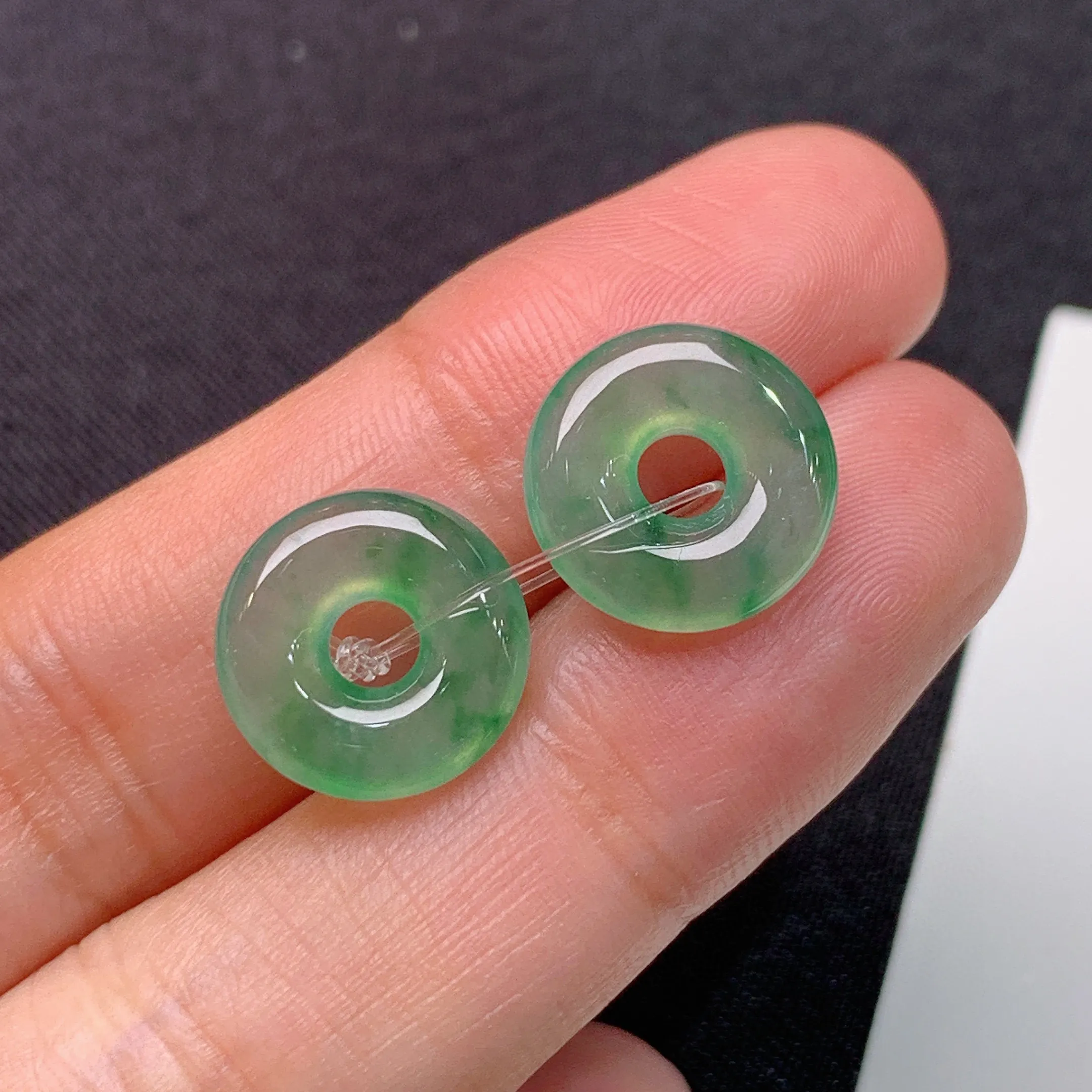 冰飘花甜甜圈一对，镶嵌佳品，冰润细腻，种水足，整体尺寸12*2.9