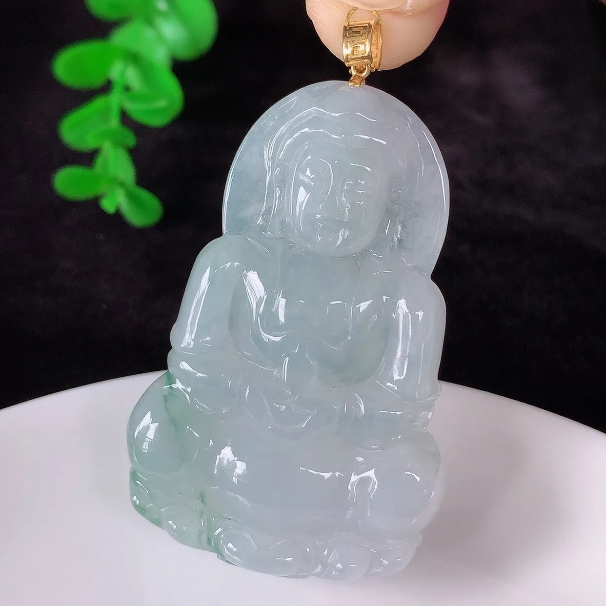 自然光实拍，18K金镶嵌冰飘花翡翠观音吊坠，赐福翡翠观音，翠色迷人，观音面相端庄，佩戴时尚出众！#35.1整体56.6*裸石49.5*32.6*5.8