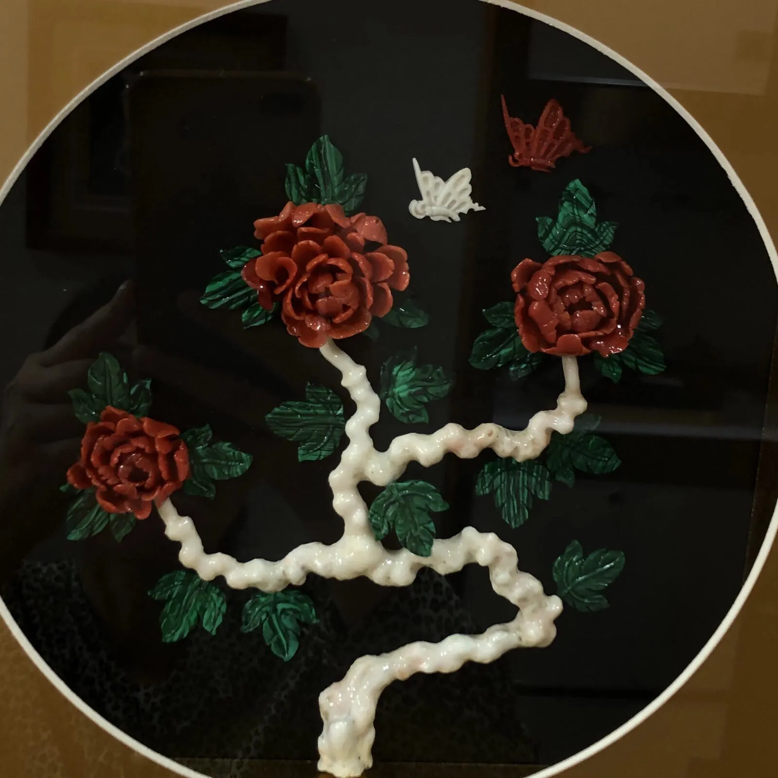 【天然红珊瑚立体画】天然珊瑚枝精雕珊瑚花的结合，意境美，突出立体感，色泽搭配自然，立体花和蝴蝶形象逼真，颜色娇艳动人，材料为意大利沙丁红珊瑚料，绿色为孔雀石白珊瑚点缀！可出任何机构证书，裸枝尺寸40*35*8mm，整体尺寸350*350*42mm，总重1417克左右，新房装饰，会所陈设，艺术品收藏，珊瑚贵为佛教珍宝，稀少且珍贵，喜欢的请珍惜！