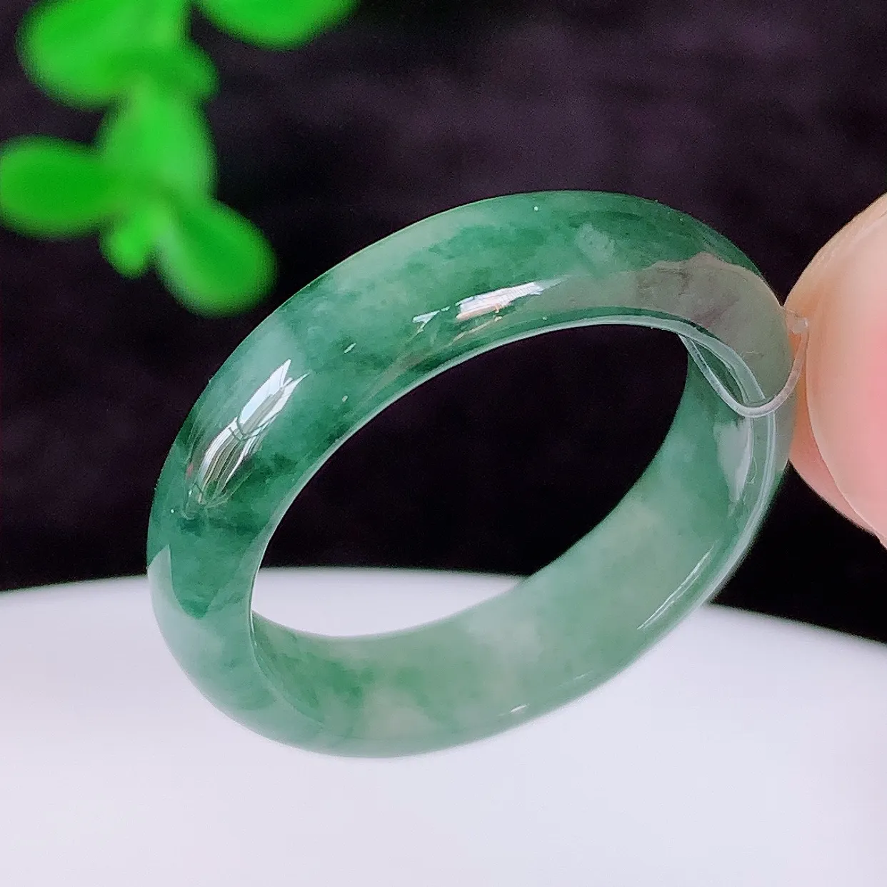 自然光实拍，冰润冰糯种飘绿花19.5mm内径翡翠指环，玉戒指，玉质莹润，好精美好冰润的指环，19圈口，上手纤巧！#49.10