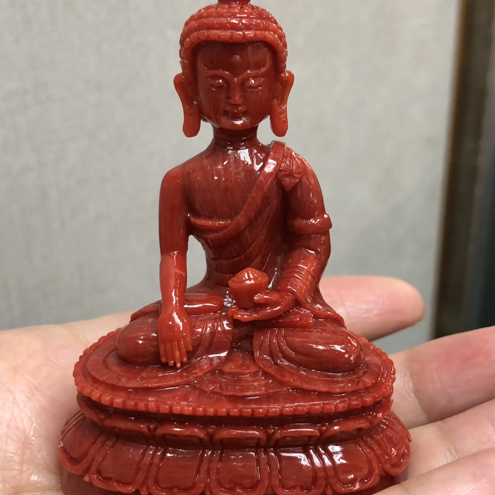 【天然红珊瑚拼接释迦牟尼小摆件】意大利产地，沙丁珊瑚料，深红颜色，釆用台湾拼接手工工艺，精雕细镂，底