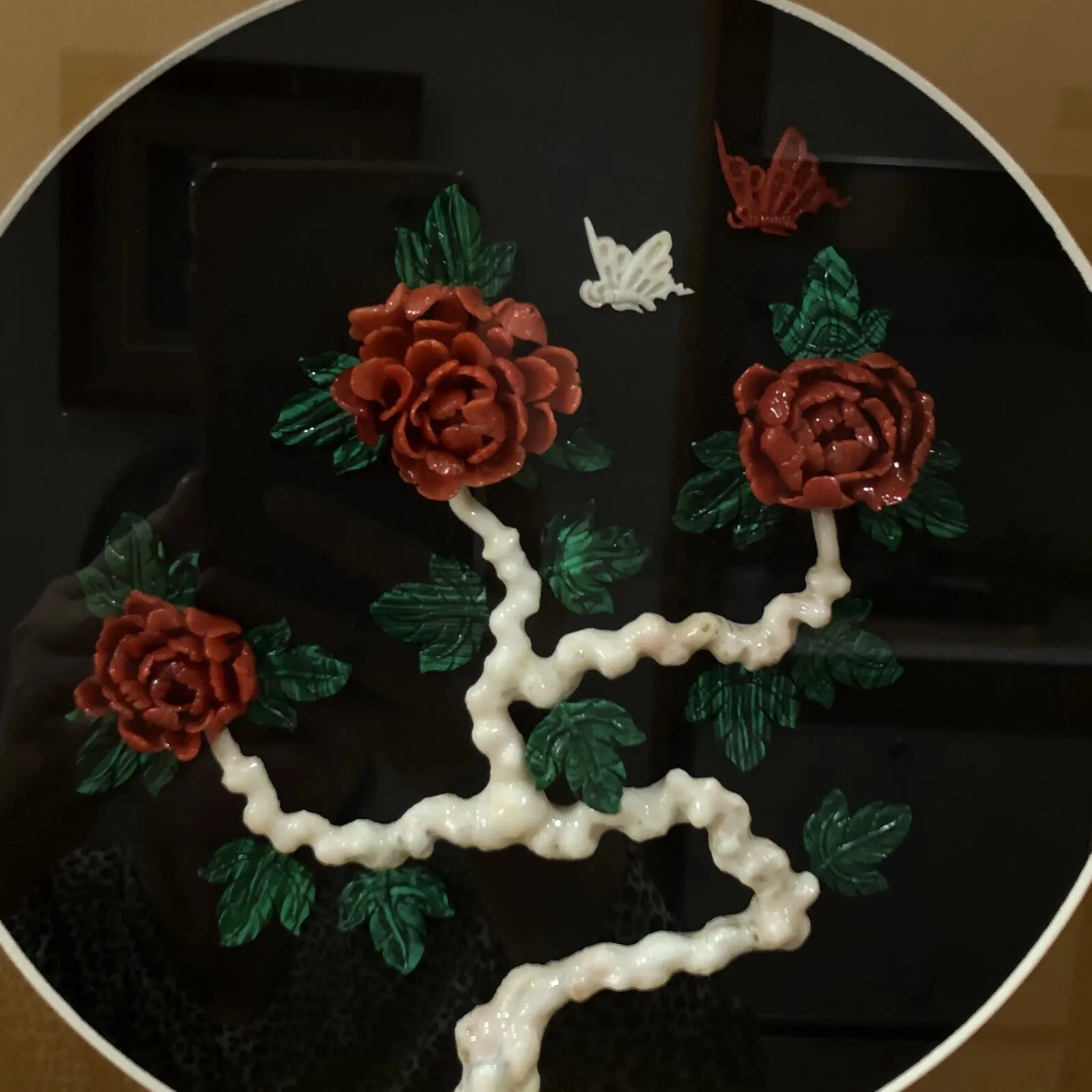 【天然红珊瑚立体画】天然珊瑚枝精雕珊瑚花的结合，意境美，突出立体感，色泽搭配自然，立体花和蝴蝶形象逼真，颜色娇艳动人，材料为意大利沙丁红珊瑚料，绿色为孔雀石白珊瑚点缀！可出任何机构证书，裸枝尺寸40*35*8mm，整体尺寸350*350*42mm，总重1417克左右，新房装饰，会所陈设，艺术品收藏，珊瑚贵为佛教珍宝，稀少且珍贵，喜欢的请珍惜！