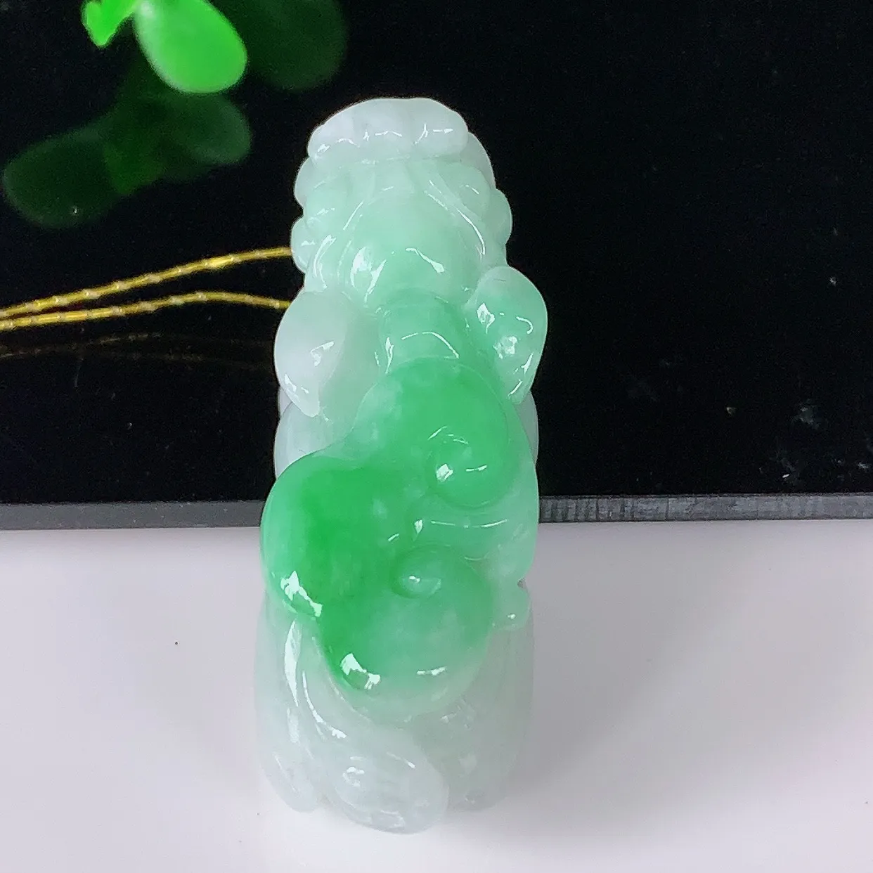 自然光实拍，冰润冰糯种飘阳绿翡翠招财貔貅吊坠，民间有“一摸貔貅运程旺盛，再摸貔貅财运滚滚，三摸貔貅平步青云 ”的美好祝愿。#35.1