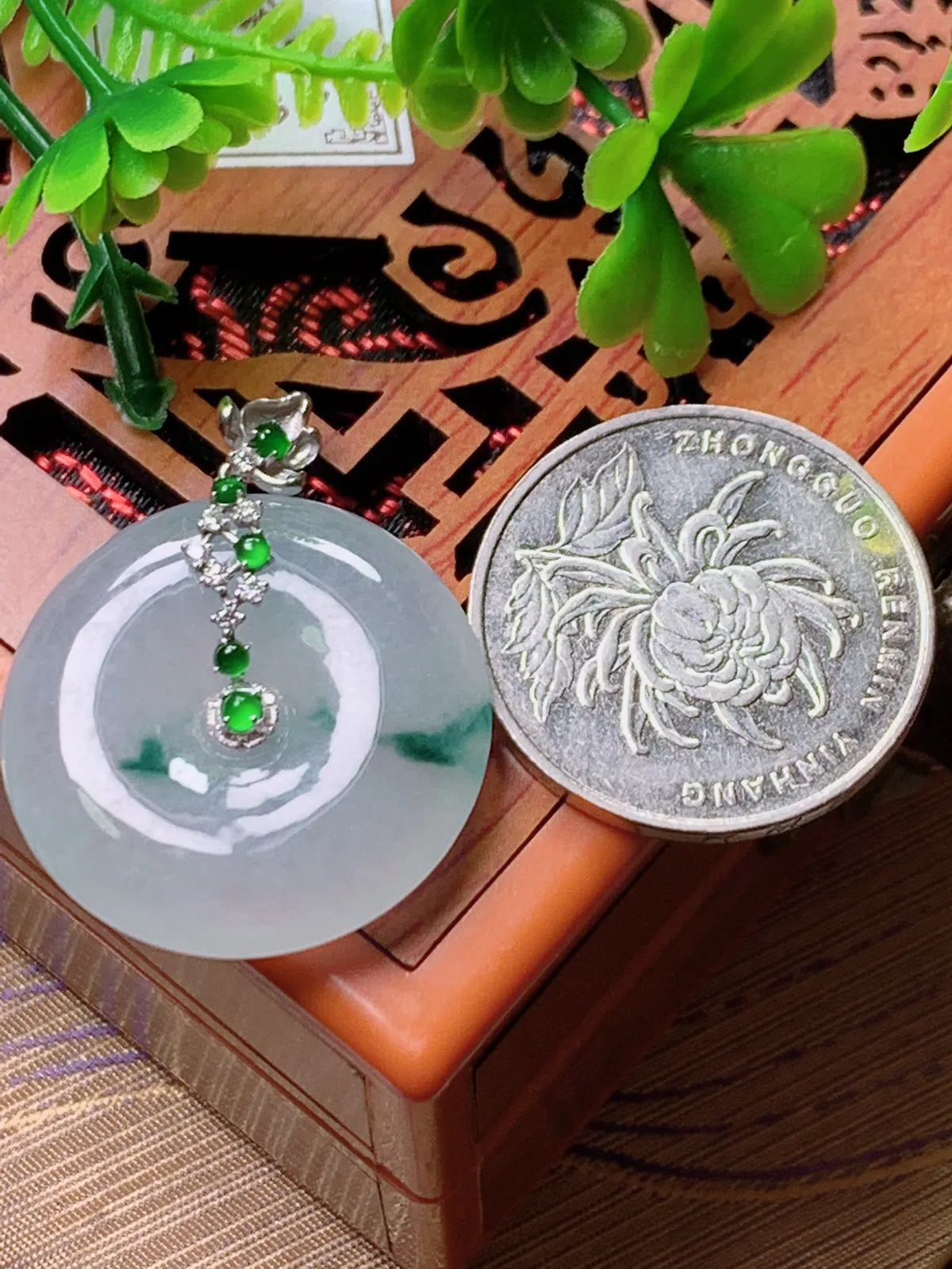 精品推荐，缅甸天然A货翡翠，18K金镶嵌冰种飘花平安扣吊坠，种水好，颜色鲜艳，玉质水润细腻，工艺精湛，佩戴效果更佳。