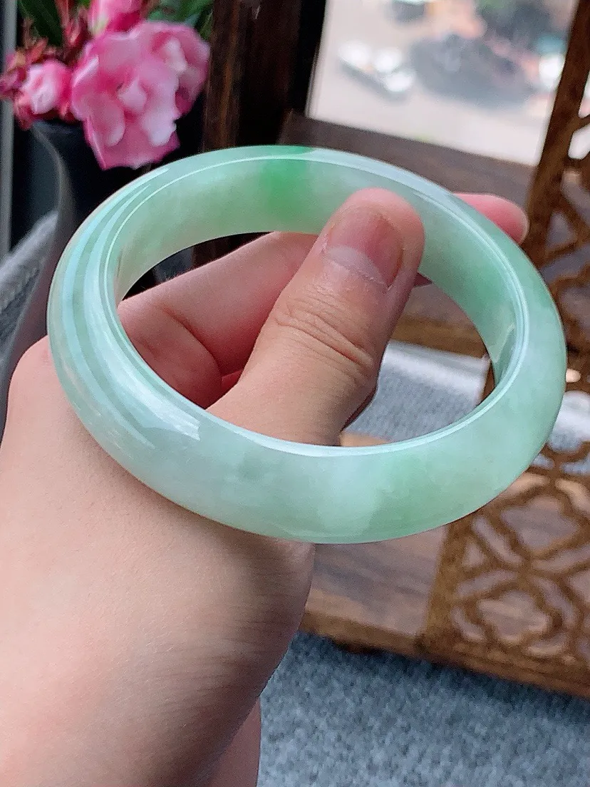 a货翡翠老坑飘绿宽边正装正圈手镯58-59圈口  尺寸58×14.7×8.8mm 重量75.00g 0607
