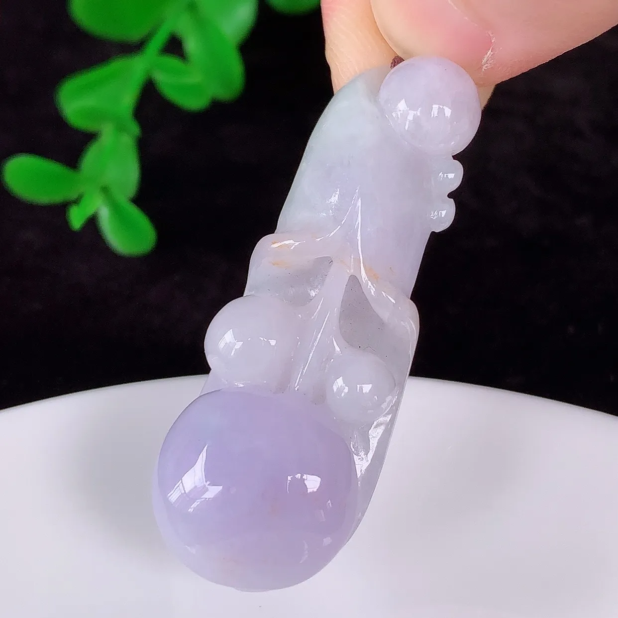 自然光实拍，冰润冰糯种紫罗兰翡翠玉兰花吊坠，种老水足，翠色灵动，寓意美好，佩戴时尚出众！#57.10
