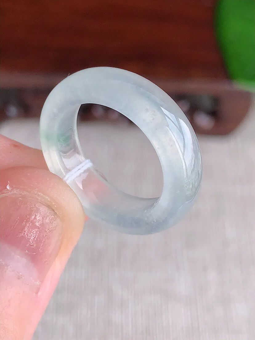 a货翡翠老坑冰种飘花素面戒指 尺寸15.8×5.5×2.8mm 重量3.59g 0611