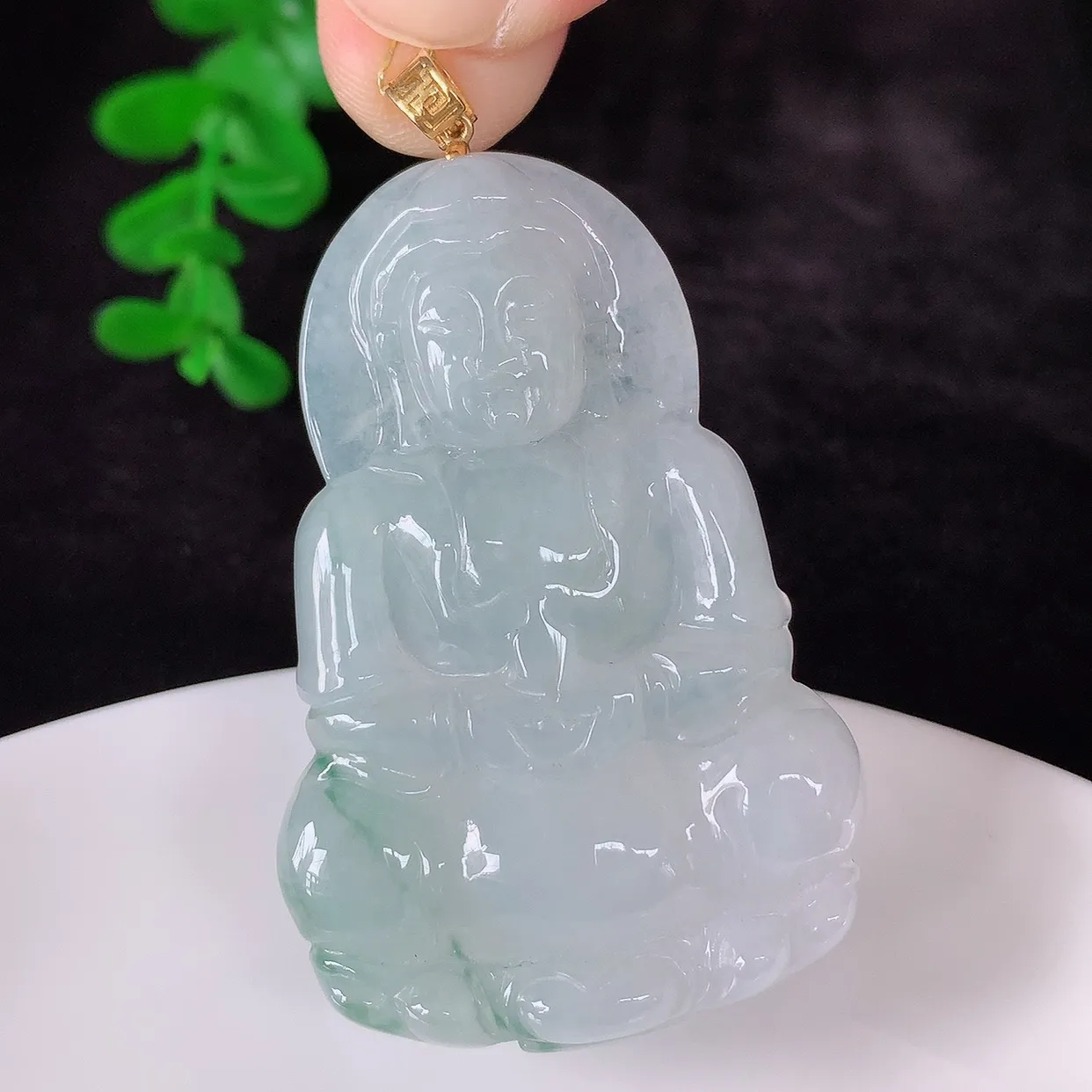 自然光实拍，18K金镶嵌冰飘花翡翠观音吊坠，赐福翡翠观音，翠色迷人，观音面相端庄，佩戴时尚出众！#35.1整体56.6*裸石49.5*32.6*5.8