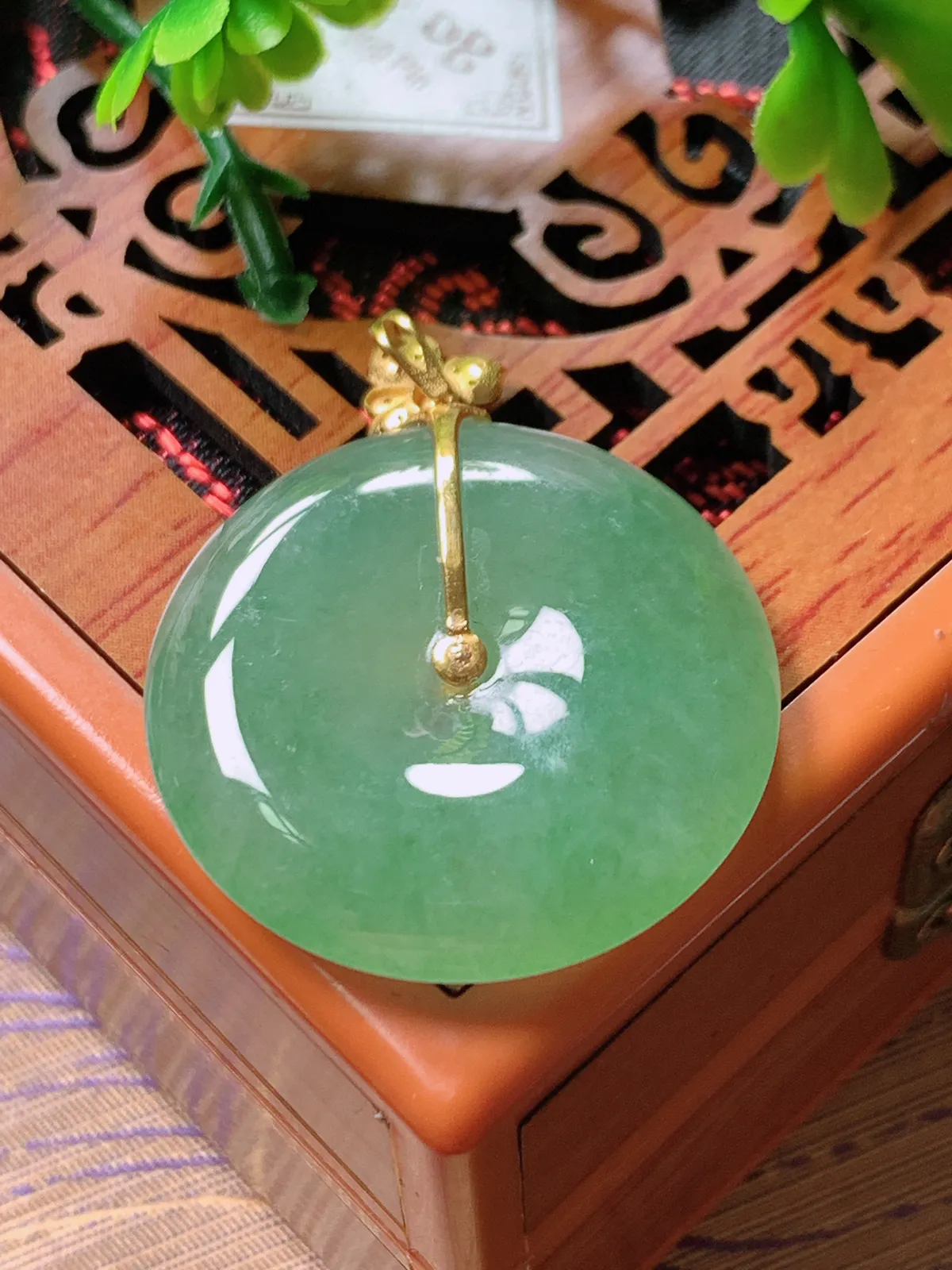 精品推荐，缅甸天然A货翡翠，18K金镶嵌冰种满绿平安扣吊坠，种水好，颜色鲜艳，玉质水润细腻，工艺精湛，佩戴效果更佳。