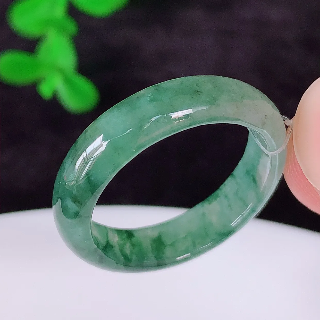 自然光实拍，冰润冰糯种飘绿花19.5mm内径翡翠指环，玉戒指，玉质莹润，好精美好冰润的指环，19圈口，上手纤巧！#49.10