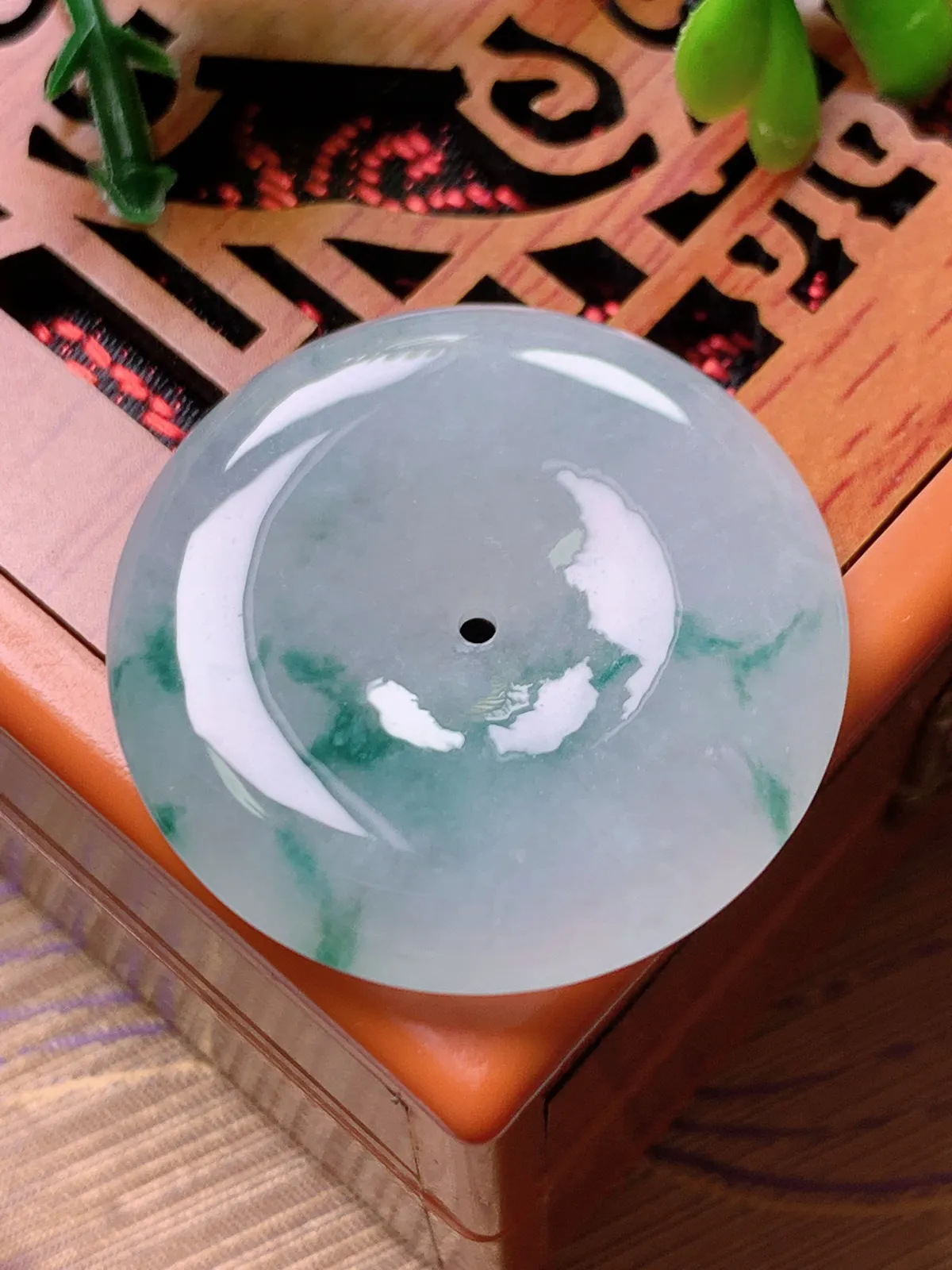 精品推荐，缅甸天然A货翡翠，冰种飘花平安扣吊坠，种水好，颜色鲜艳，玉质水润细腻，工艺精湛，佩戴效果更佳。