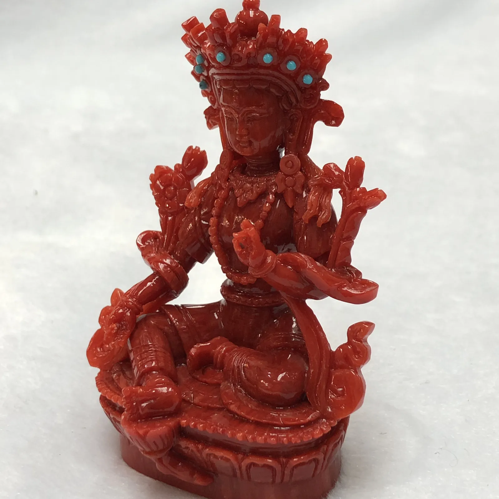 【天然红珊瑚拼接绿镀母小佛摆件】意大利产地，沙丁珊瑚料，深红颜色，釆用台湾拼接手工工艺，精雕细镂，底部有开孔可藏经文，手工工序复杂，高约81.9mm，宽约53.2mm，厚40.2mm，重量75克。天然美松点缀！可手持红珊瑚沙丁大枝拼接绿镀母。收藏供奉价值高！
