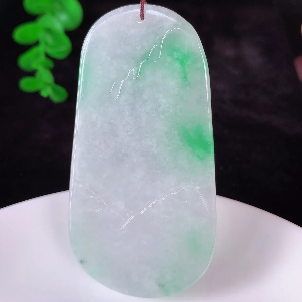 自然光实拍，大件冰润冰糯种飘阳绿翡翠山水牌吊坠，翡翠山水，立体生动形象，山水素材布局合理，意境感佳，佩戴上身效果更高贵 #46.10