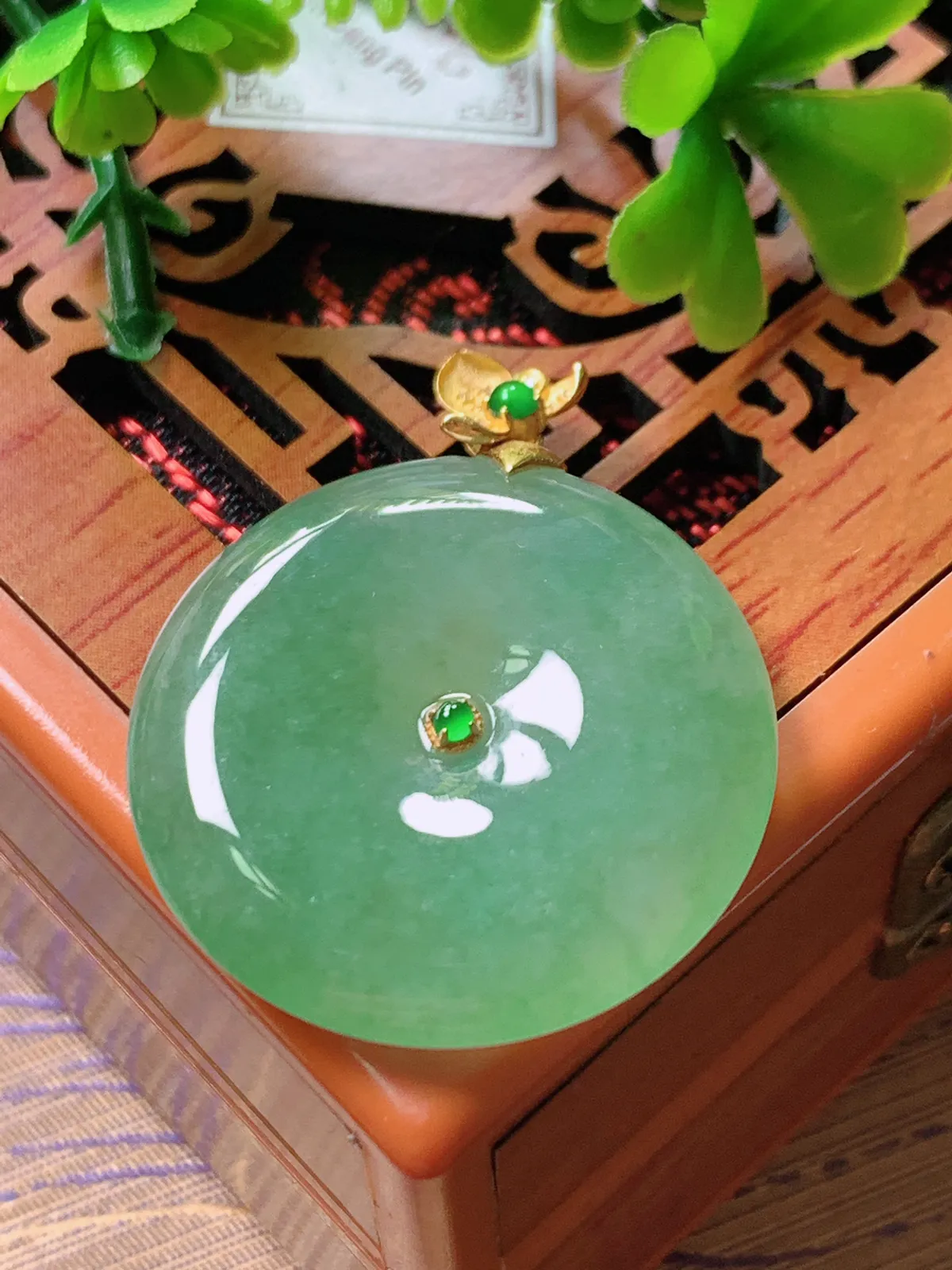 精品推荐，缅甸天然A货翡翠，18K金镶嵌冰种满绿平安扣吊坠，种水好，颜色鲜艳，玉质水润细腻，工艺精湛，佩戴效果更佳。