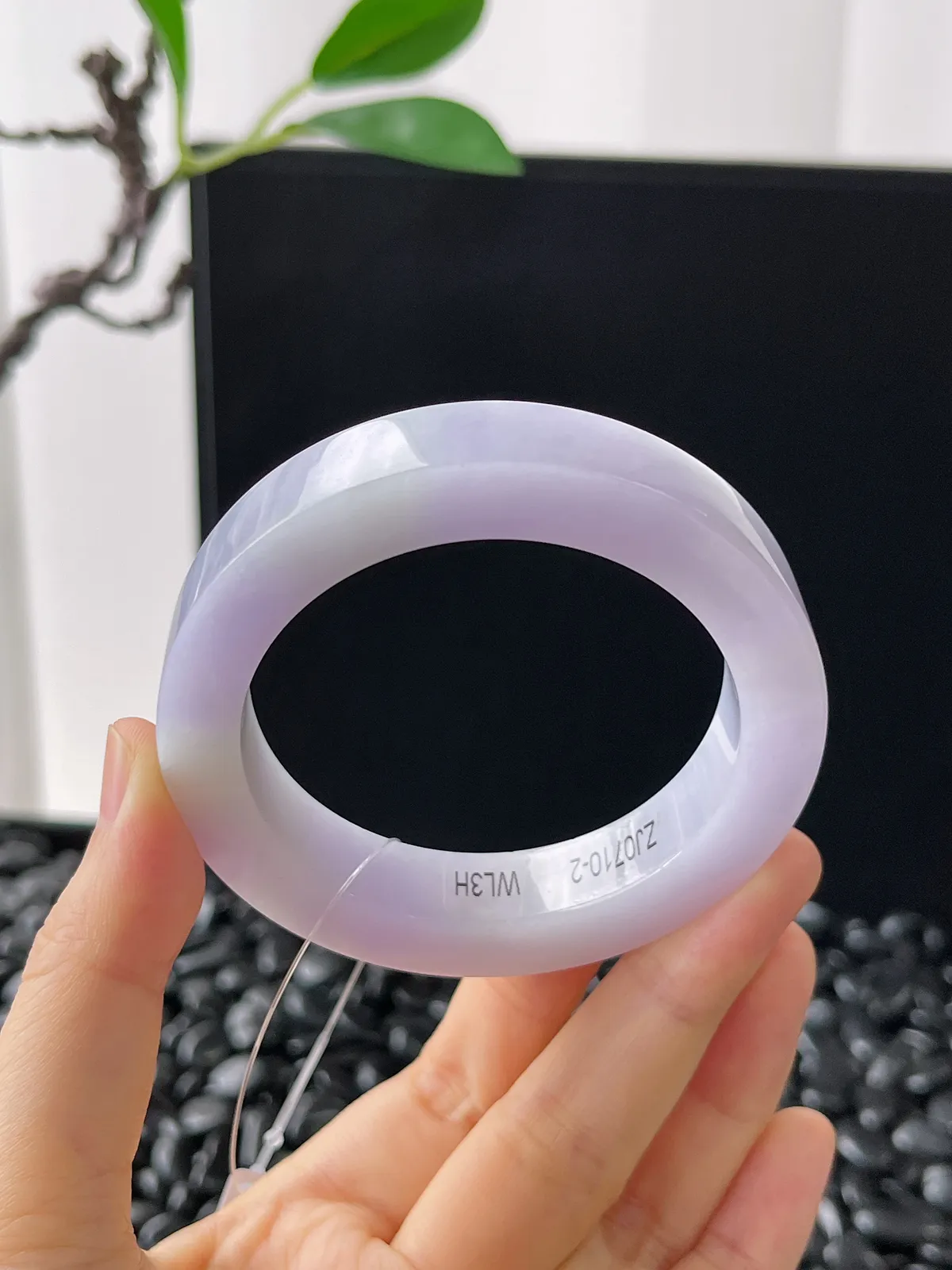 翡翠镯胚，⭕️正圈最大做54，最小做52，圆条最大做50。尺寸70-52-12.2-8.6