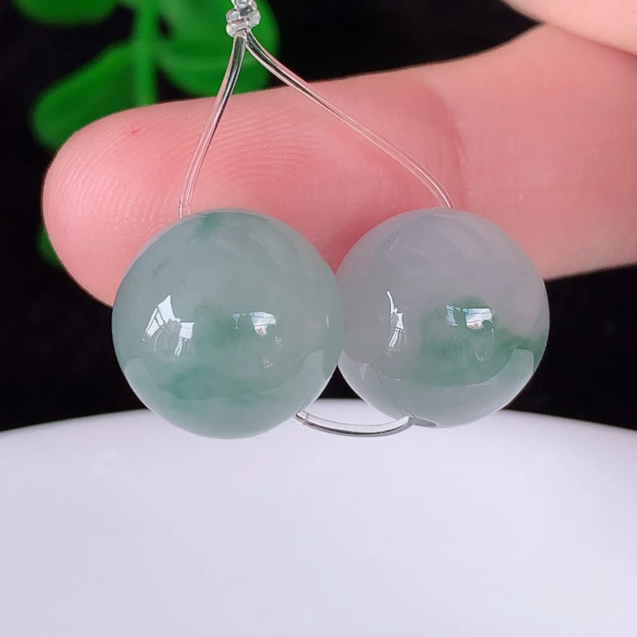 自然光实拍，冰润冰飘花一对转运珠圆珠翡翠，翠色灵动，玉质细腻，颜色漂亮，品相佳，佩戴佳品！配银线 #49.10