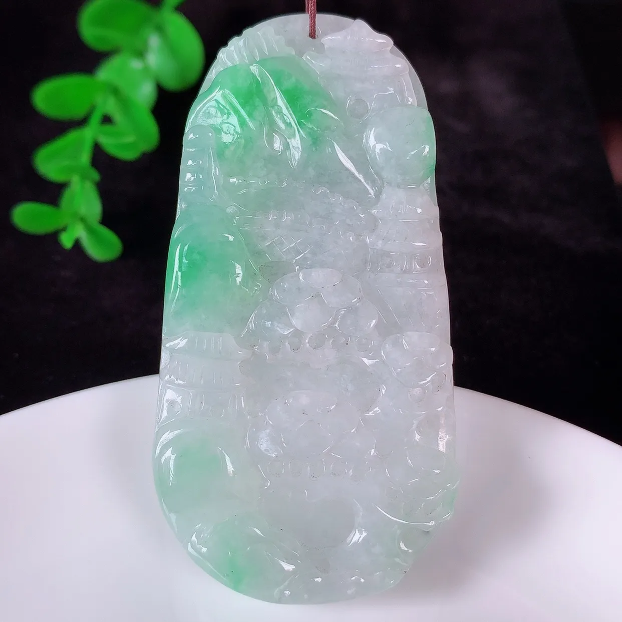 自然光实拍，大件冰润冰糯种飘阳绿翡翠山水牌吊坠，翡翠山水，立体生动形象，山水素材布局合理，意境感佳，