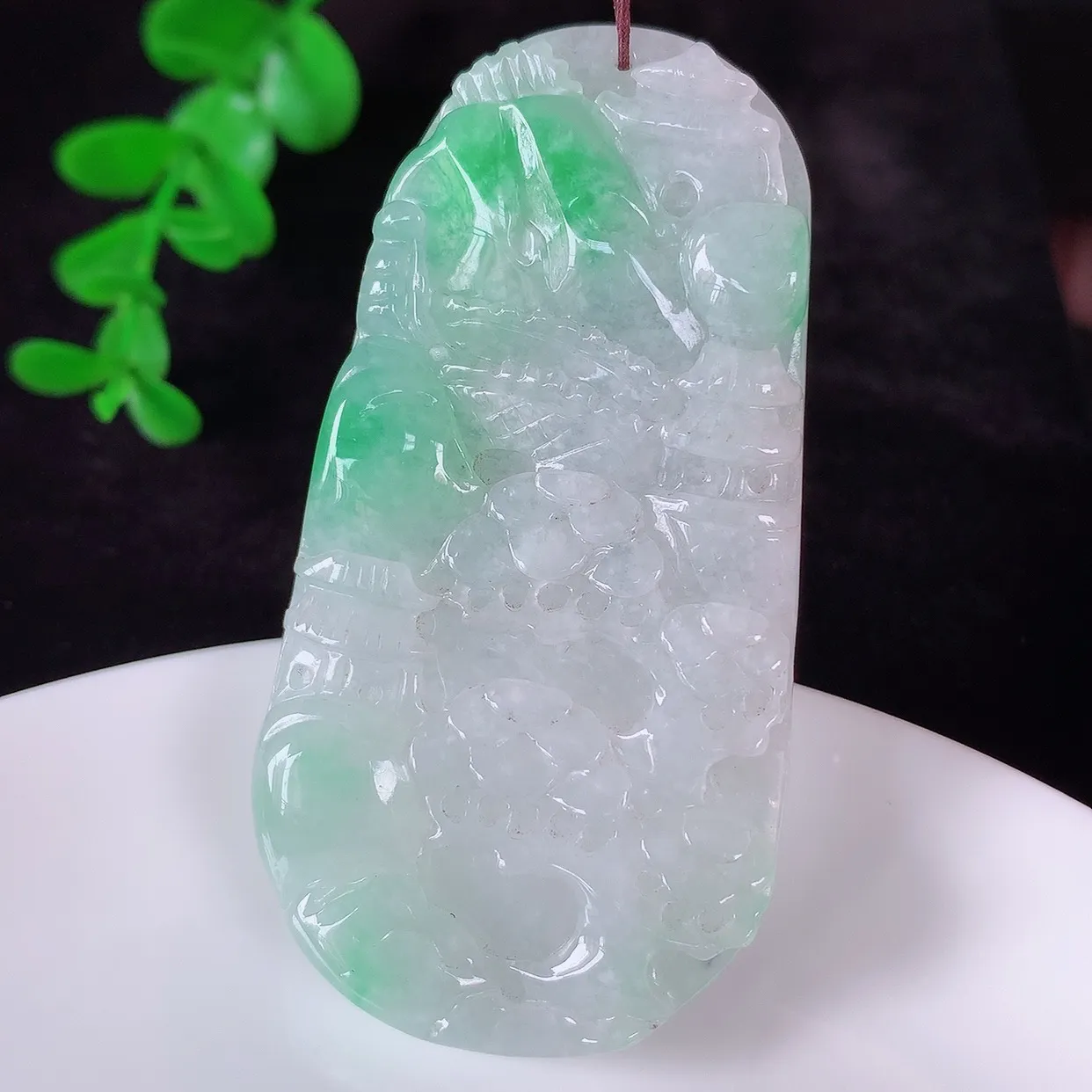 自然光实拍，大件冰润冰糯种飘阳绿翡翠山水牌吊坠，翡翠山水，立体生动形象，山水素材布局合理，意境感佳，佩戴上身效果更高贵 #46.10
