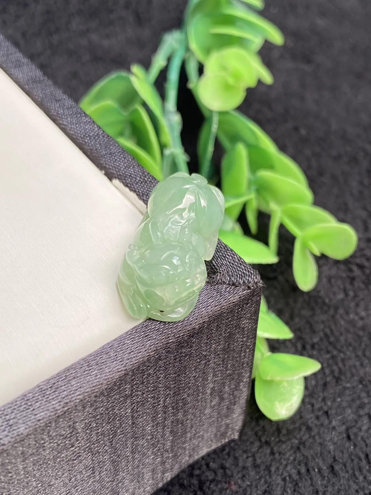 推荐【冰绿貔貅】无纹裂，水润冰透，甜绿飘绿花，细腻，品相佳，大口吃四方，招财圣品～25*12.3*9.2