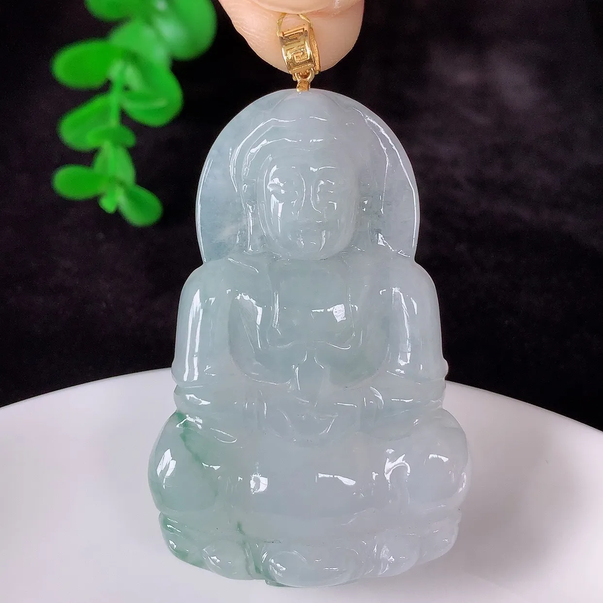 自然光实拍，18K金镶嵌冰飘花翡翠观音吊坠，赐福翡翠观音，翠色迷人，观音面相端庄，佩戴时尚出众！#35.1整体56.6*裸石49.5*32.6*5.8