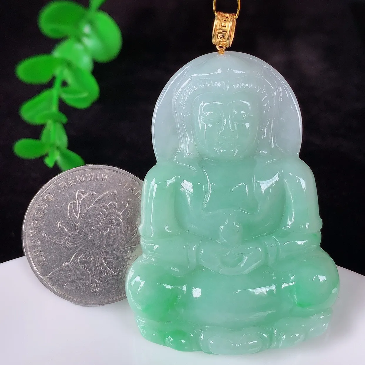 自然光实拍，18K金镶嵌冰糯种飘绿翡翠观音吊坠，赐福翡翠观音，翠色迷人，观音面相端庄，佩戴时尚出众！#35.10整体57.5*裸石50.8*36*5.5