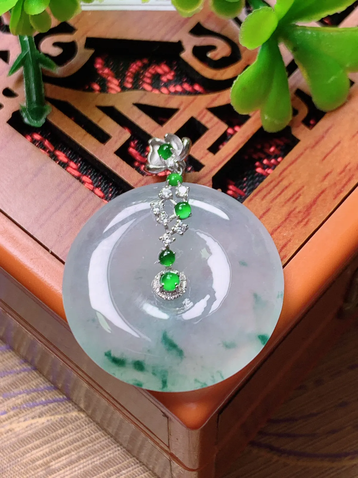 精品推荐，缅甸天然A货翡翠，18K金镶嵌冰种飘花平安扣吊坠，种水好，颜色鲜艳，玉质水润细腻，工艺精湛，佩戴效果更佳。