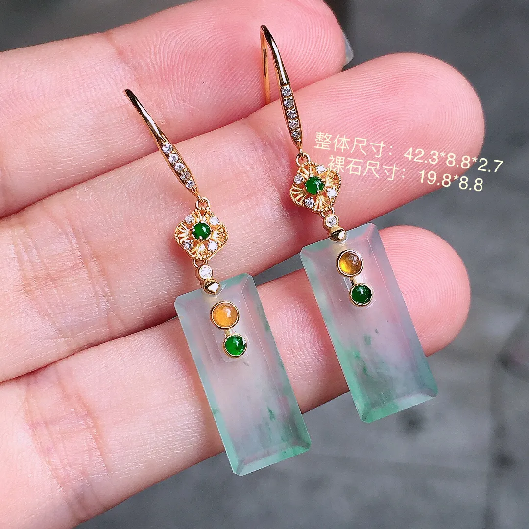 冰种无事牌耳坠，玉质细腻，荧光感超
强，饱满水润，气质满满。18k
金豪华镶嵌
