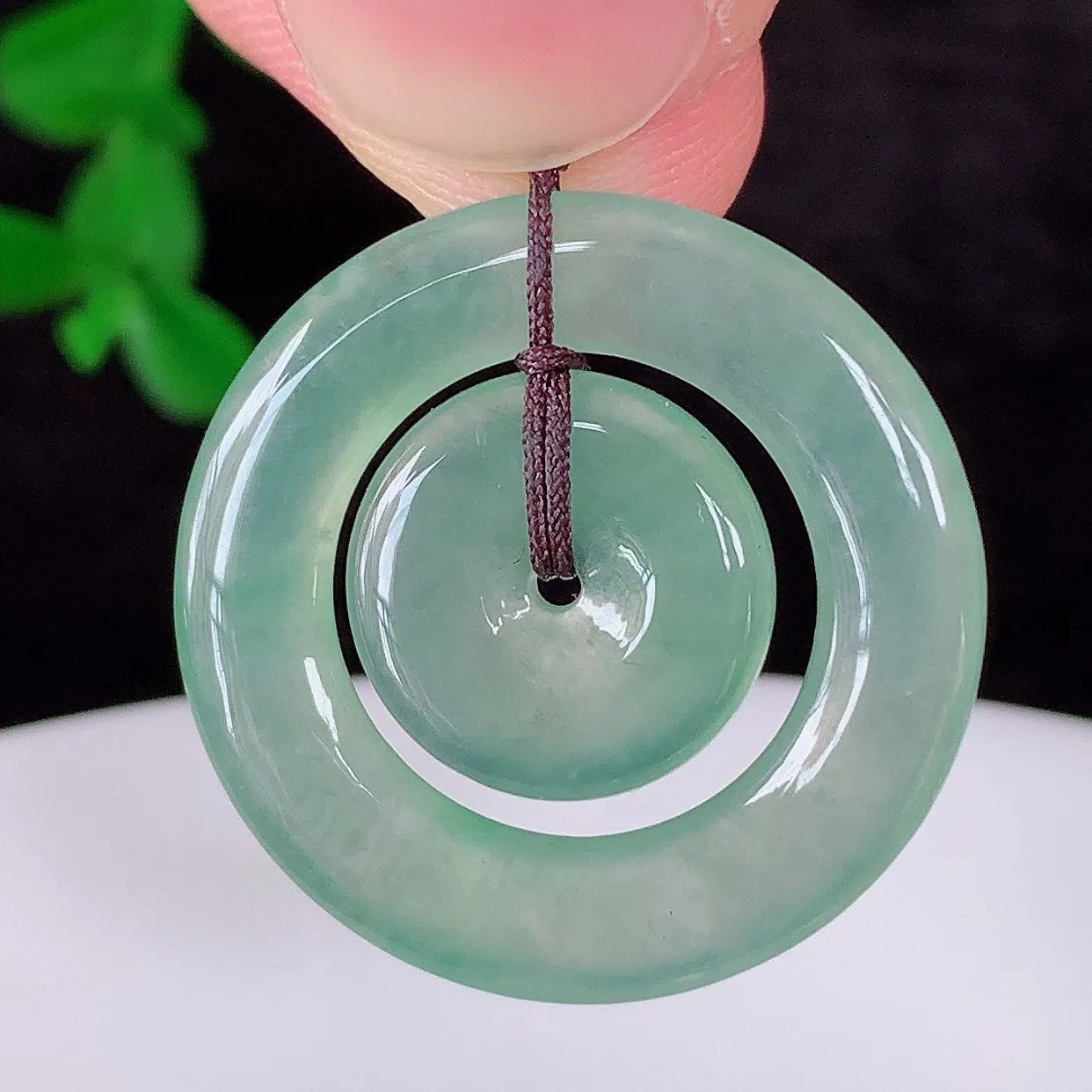 自然光实拍，冰润冰种翡翠平安母子扣吊坠，冰润光泽，寓意平平安安，佩戴上身效果时尚漂亮！#57.10