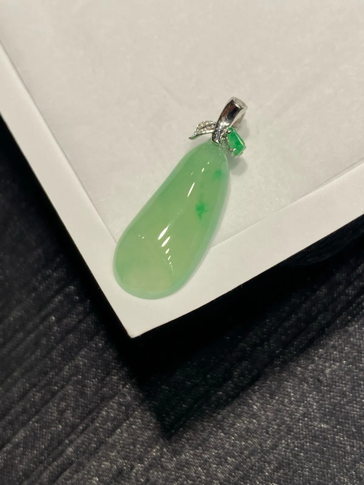 飘色福瓜
甜绿鲜嫩的绿，圆润的瓜身，线条流畅又柔美，戴上它，感觉好运都要追着跑～
