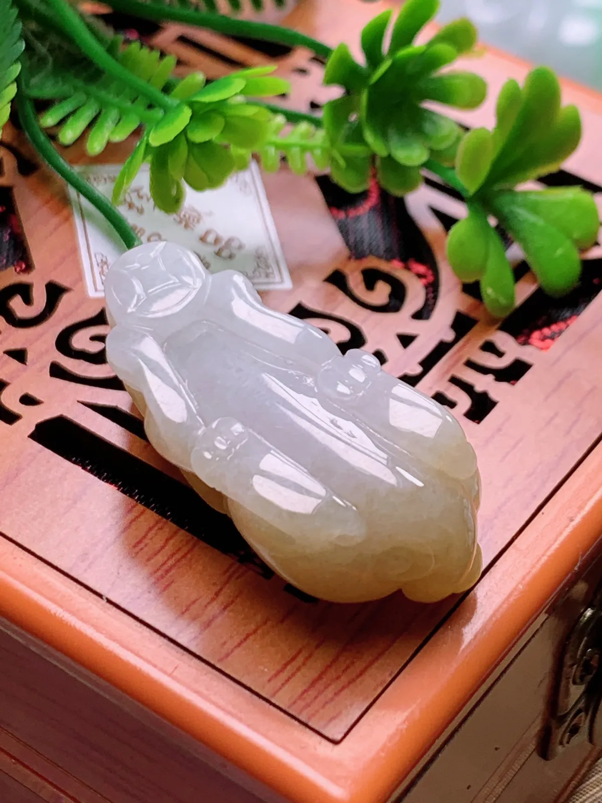 精品推荐，缅甸天然A货翡翠，黄翡招财貔貅吊坠，种水好，颜色鲜艳，玉质水润细腻，工艺精湛，佩戴效果更佳。
