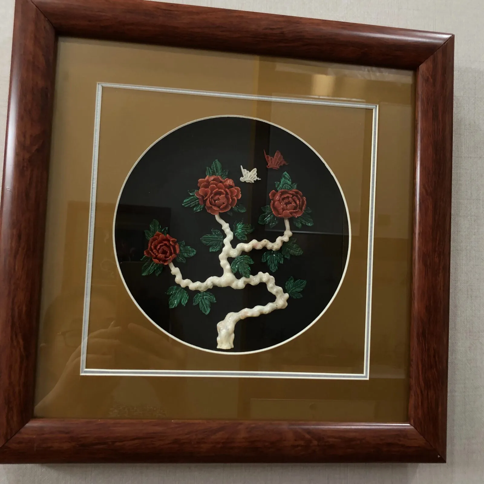 【天然红珊瑚立体画】天然珊瑚枝精雕珊瑚花的结合，意境美，突出立体感，色泽搭配自然，立体花和蝴蝶形象逼真，颜色娇艳动人，材料为意大利沙丁红珊瑚料，绿色为孔雀石白珊瑚点缀！可出任何机构证书，裸枝尺寸40*35*8mm，整体尺寸350*350*42mm，总重1417克左右，新房装饰，会所陈设，艺术品收藏，珊瑚贵为佛教珍宝，稀少且珍贵，喜欢的请珍惜！