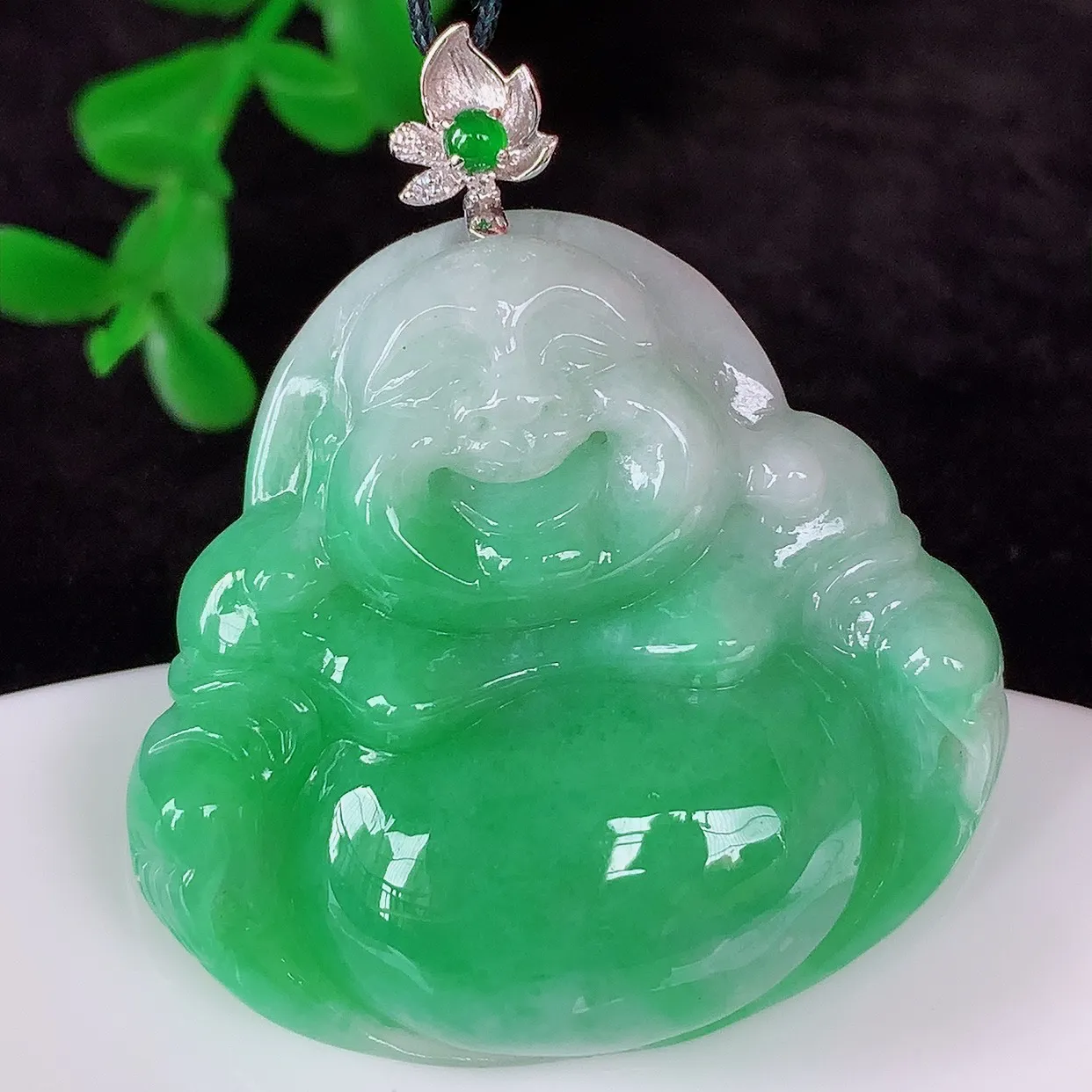 自然光实拍，18K金镶嵌冰糯种飘阳绿翡翠佛公吊坠，冰透饱满， 佛公亦保平安，寓意有福（佛公）相伴，品相佳，配戴优雅迷人！#1.10整体41*裸石33*35*8