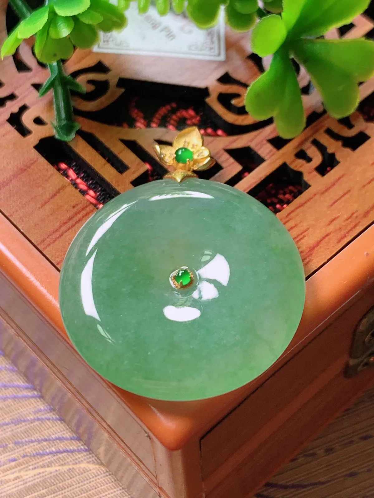 精品推荐，缅甸天然A货翡翠，18K金镶嵌冰种满绿平安扣吊坠，种水好，颜色鲜艳，玉质水润细腻，工艺精湛，佩戴效果更佳。