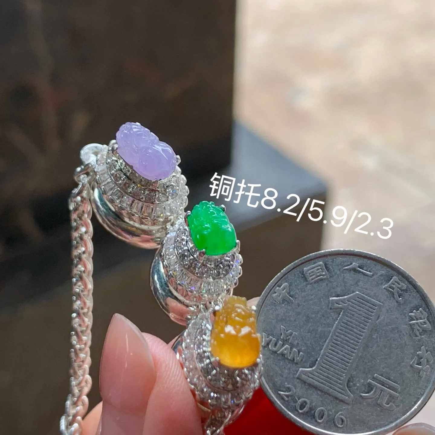 三彩金蟾
颜色漂亮 铜托