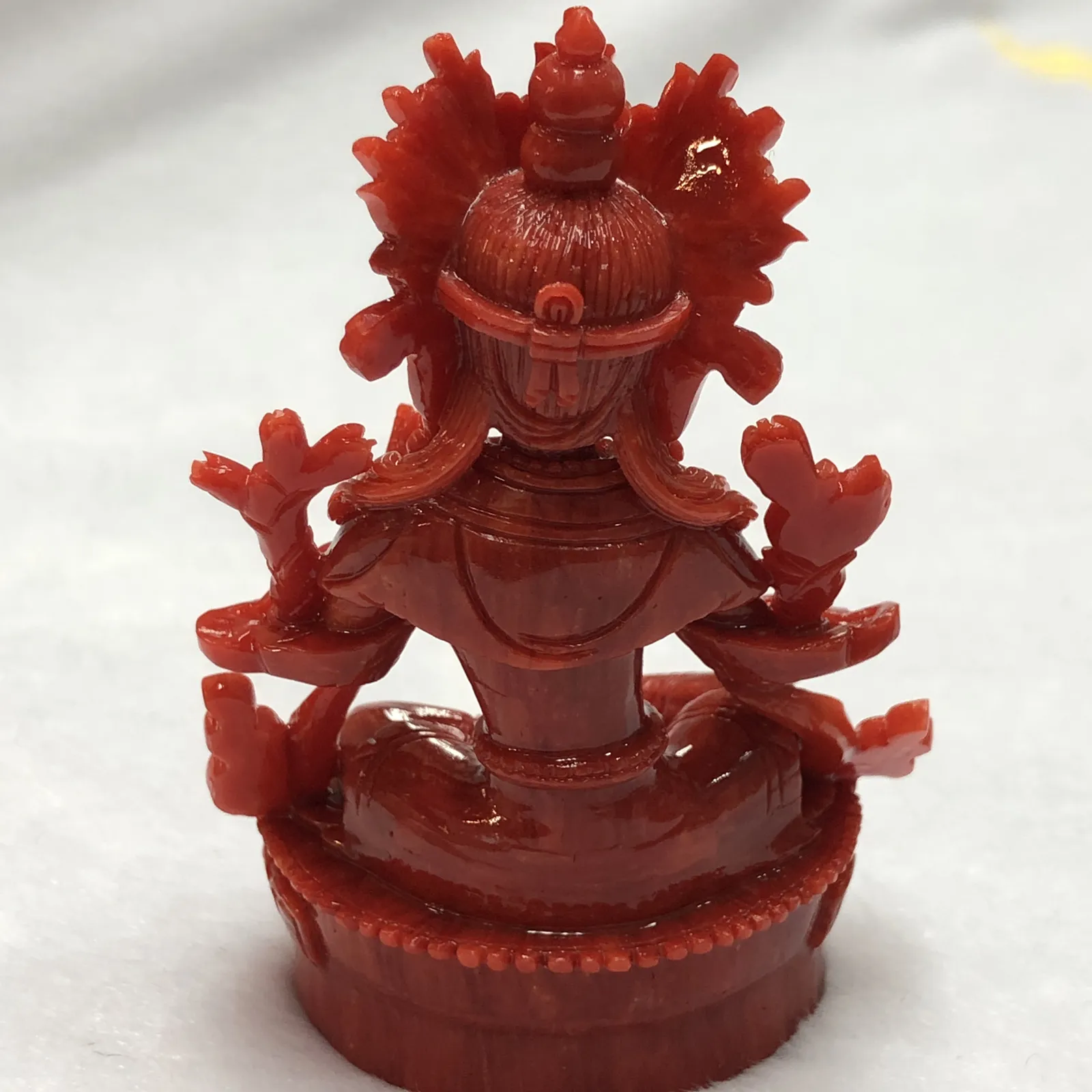 【天然红珊瑚拼接绿镀母小佛摆件】意大利产地，沙丁珊瑚料，深红颜色，釆用台湾拼接手工工艺，精雕细镂，底部有开孔可藏经文，手工工序复杂，高约81.9mm，宽约53.2mm，厚40.2mm，重量75克。天然美松点缀！可手持红珊瑚沙丁大枝拼接绿镀母。收藏供奉价值高！